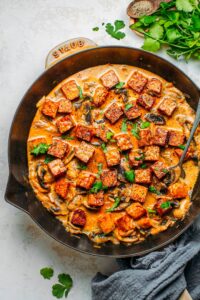 Tempeh à la sauce crémeuse aux champignons